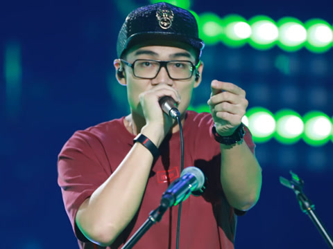 #中国新歌声#B-BOX小哥回归,电音致敬MJ[. 来